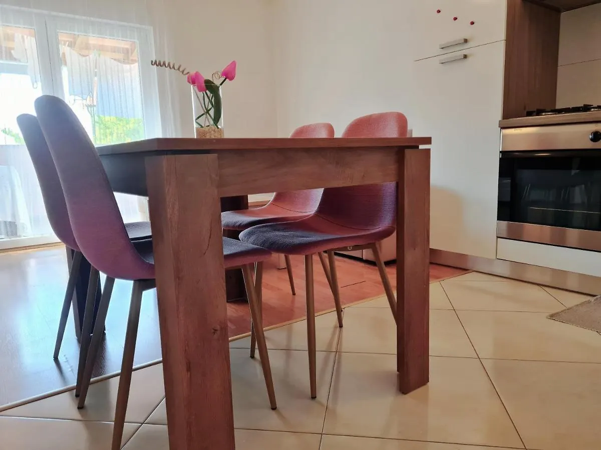 Apartment Nora Near The Beach Pula Croatia